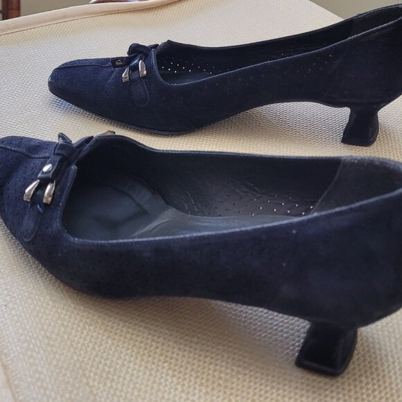Stuart Weitzman Navy Suede Pumps Size 8M - Picture 4 of 10